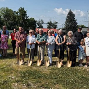 Members of Boyd Hospital’s Board of Directors donned gold shovels on Tuesday, July 14, to turn the first shovel of dirt on the site of the new White Hall Clinic. Also on hand were members of the hospital staff, community members, city officials and others. Pictured in the front, left to right: Kirby Ballard, Cathy Williams, Scott Beavers, Diane Wofley, Mary Plummer, Mary Francis Tunison and Greene County Royalty Elleanor Challans and Avery Wright. (Carmen Ensinger/River County News) 